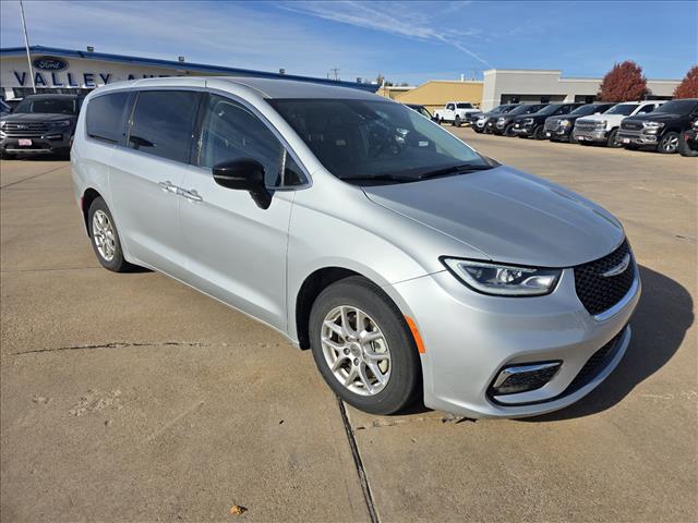 2024 Chrysler Pacifica Touring L photo 3