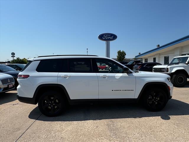 2023 Jeep Grand Cherokee Laredo photo 3