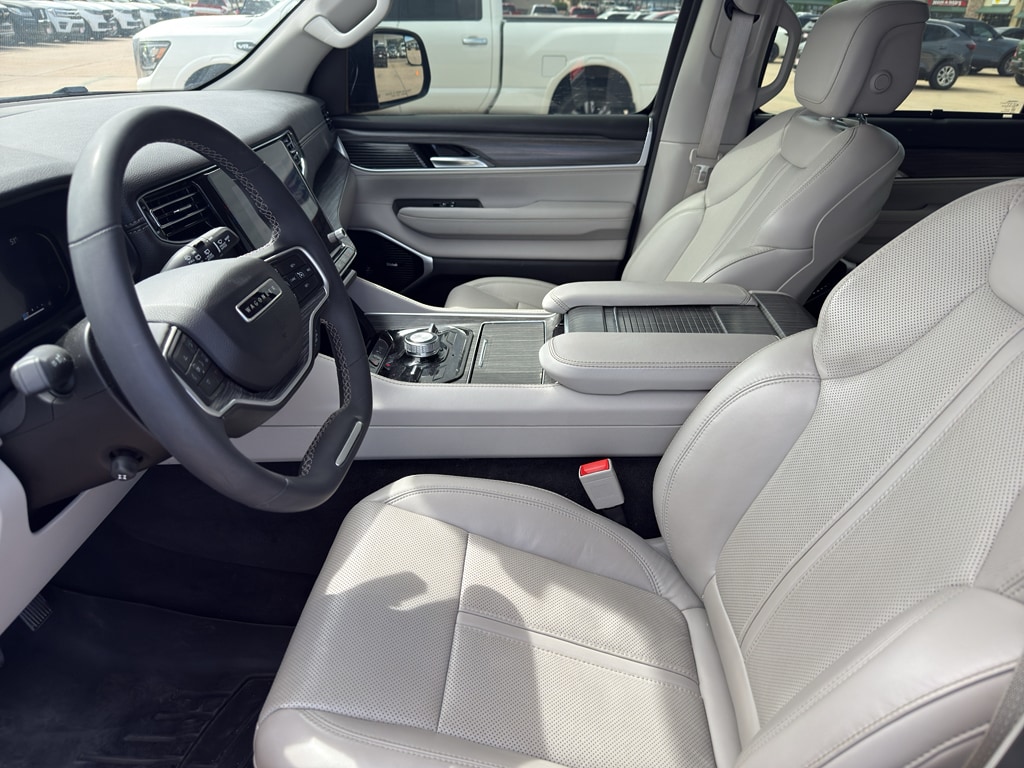 2023 Jeep Wagoneer L Series III - Photo 8