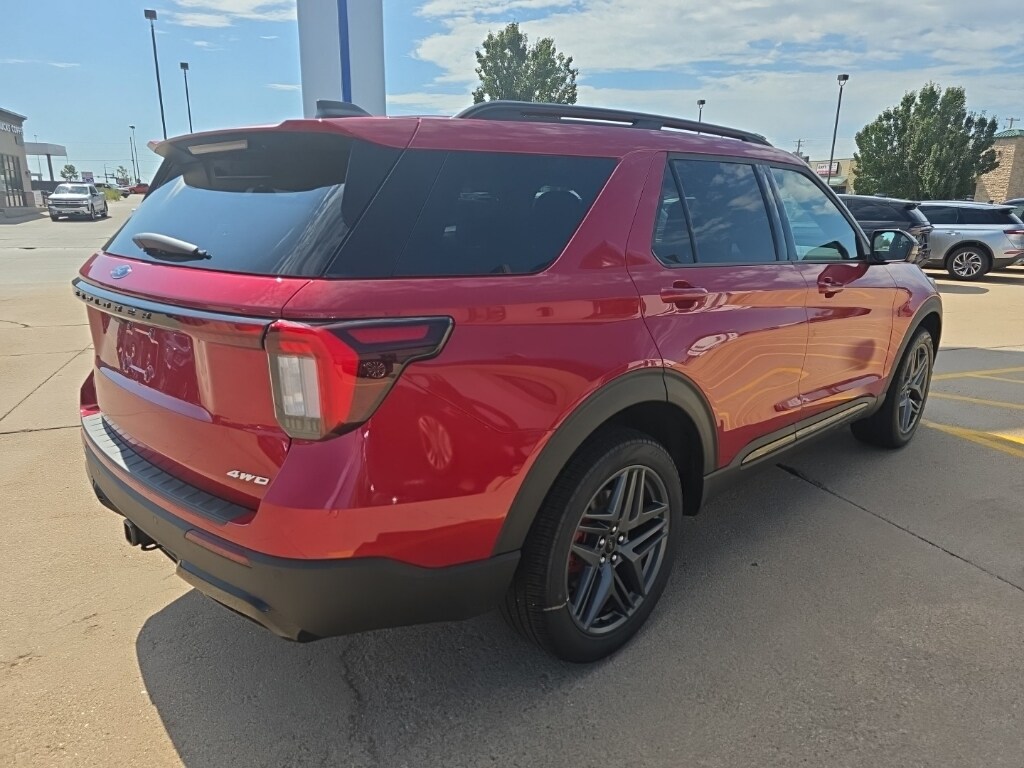 2025 Ford Explorer ST-Line photo 4