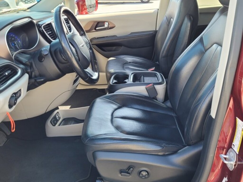 Used 2019 Chrysler Pacifica Touring L Mini-van Passenger