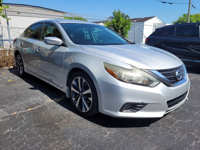 2017 Nissan Altima 2.5 SR photo 3