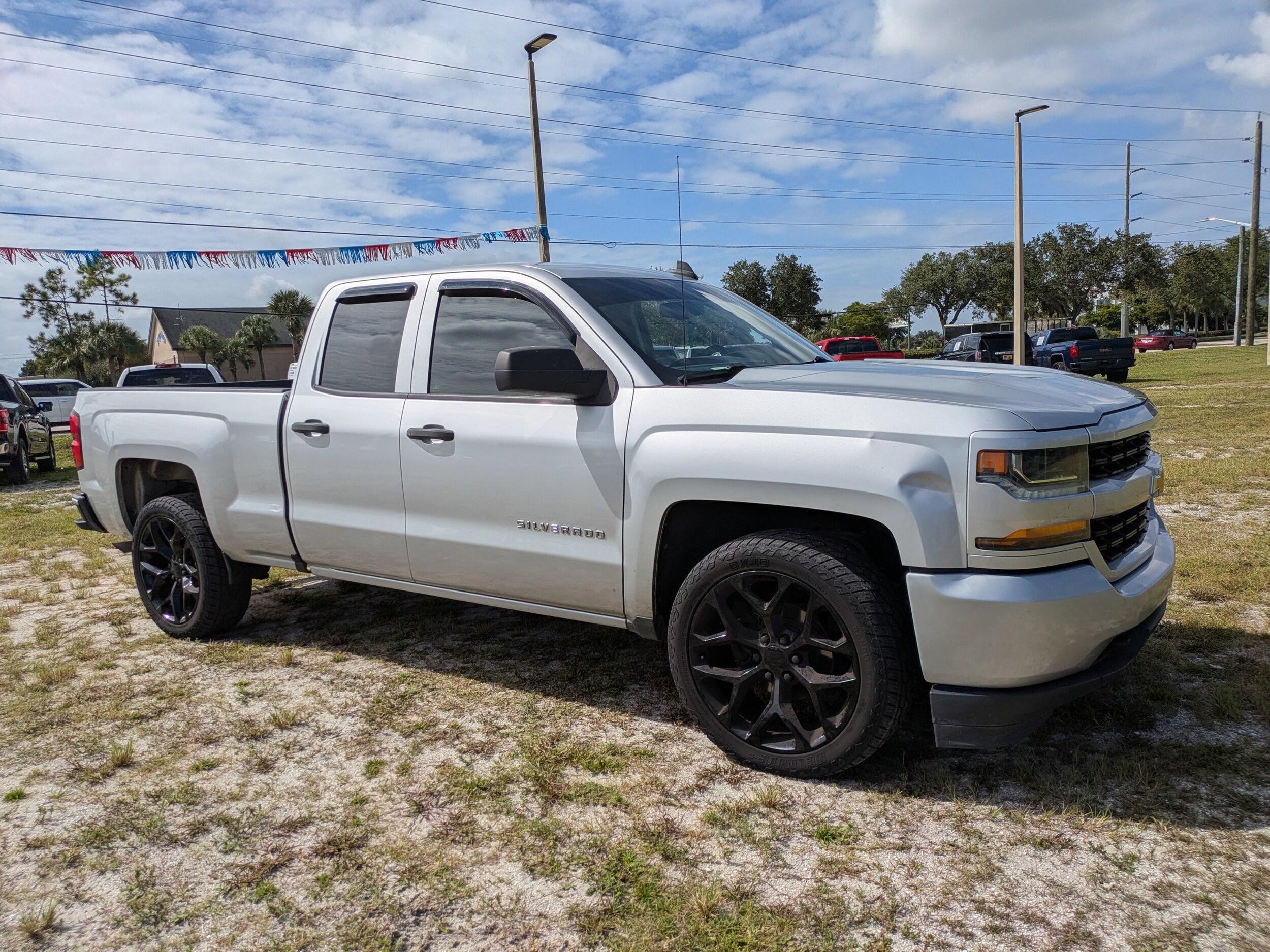 2017 Chevrolet Silverado 1500 Custom photo 2
