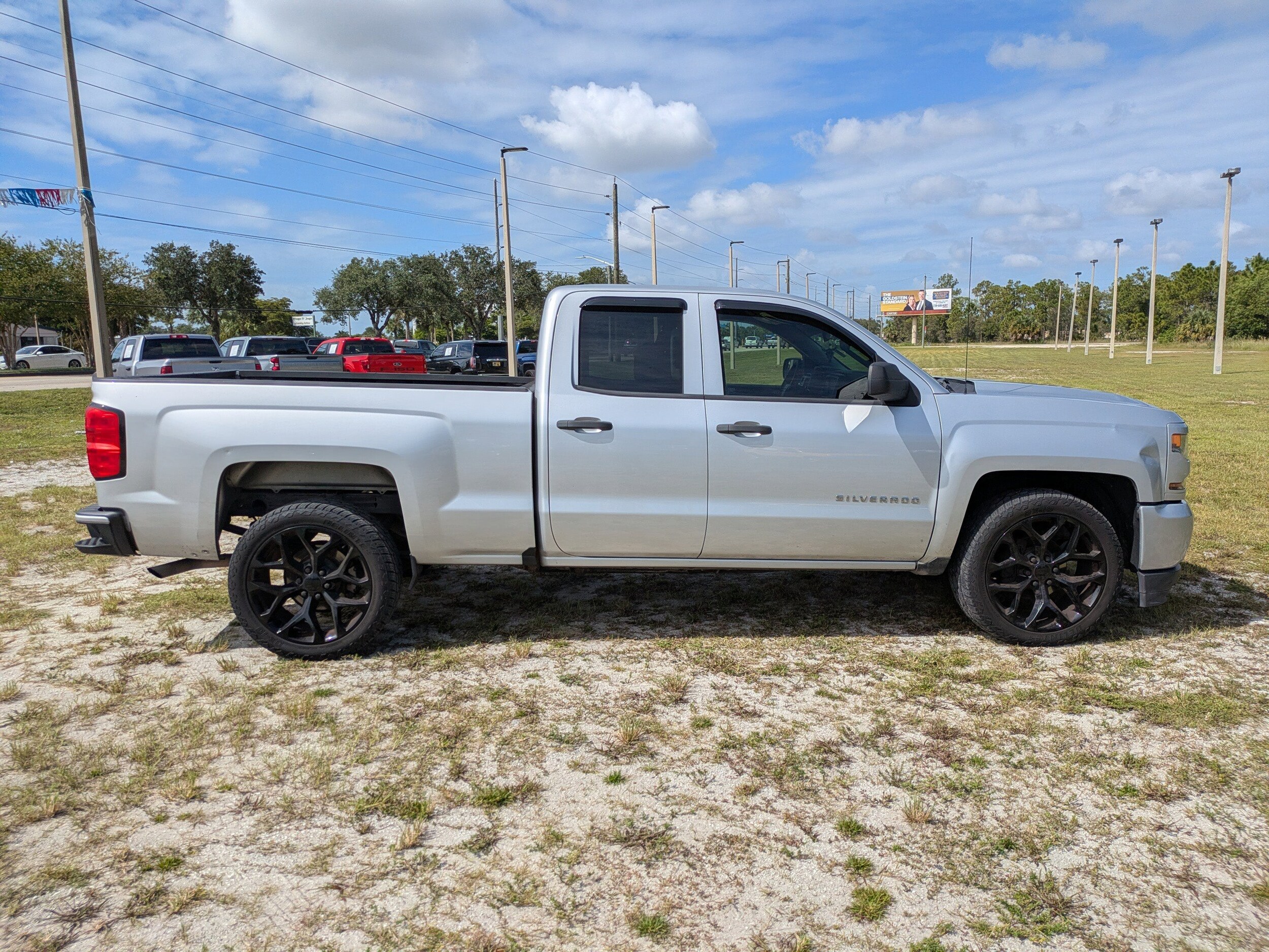 2017 Chevrolet Silverado 1500 Custom photo 3