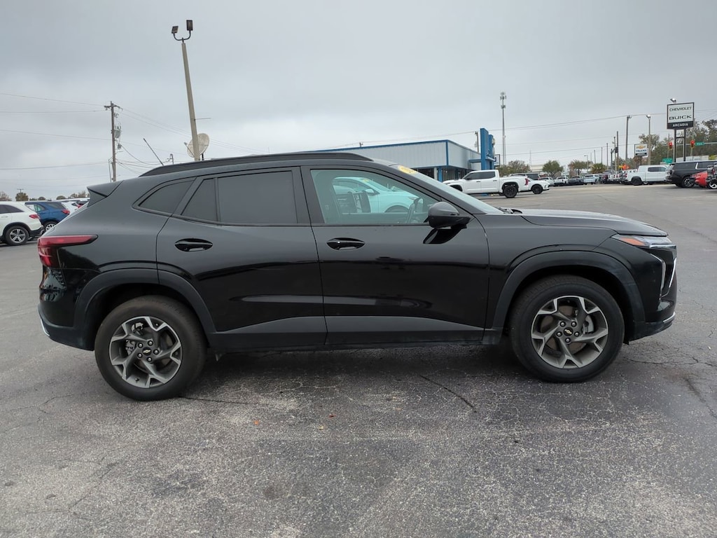 Used 2025 Chevrolet Trax LT FWD LT