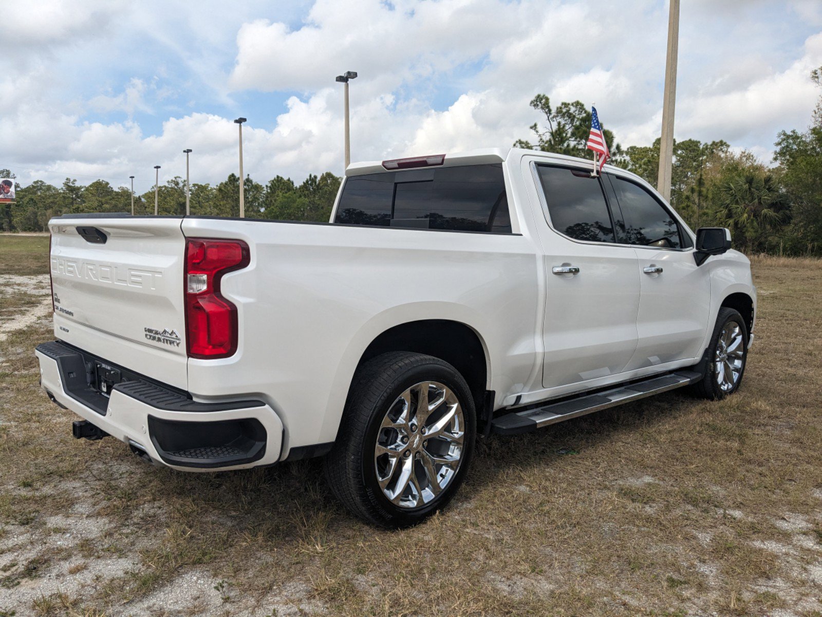 2022 Chevrolet Silverado 1500 LT High Country photo 4