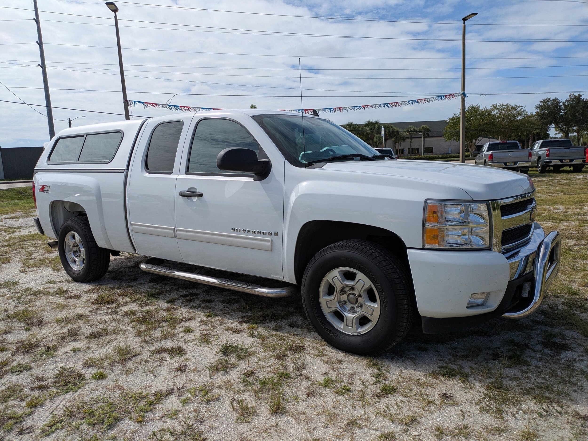 2009 Chevrolet Silverado 1500 LT photo 2