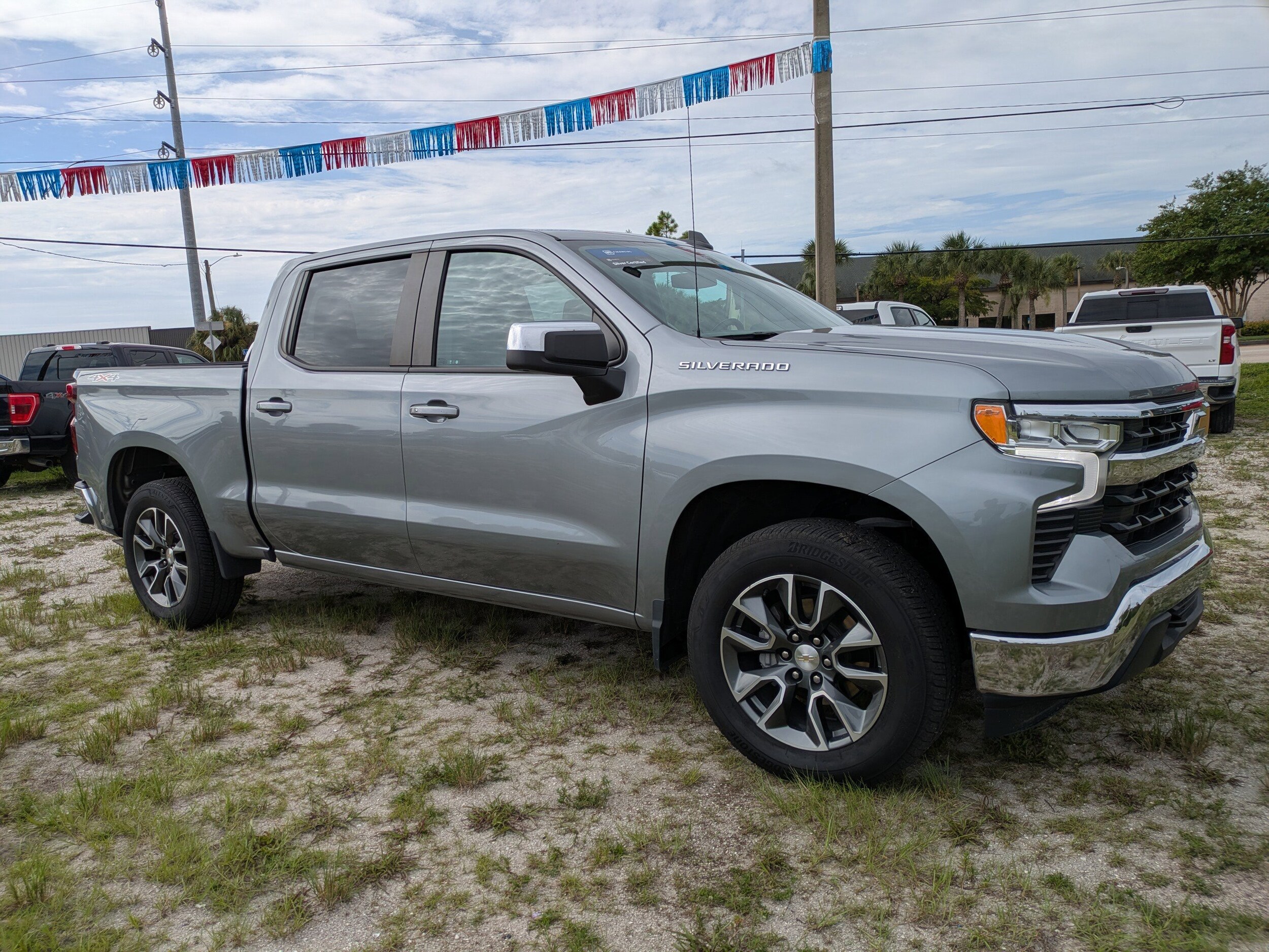 2023 Chevrolet Silverado 1500 LT photo 2