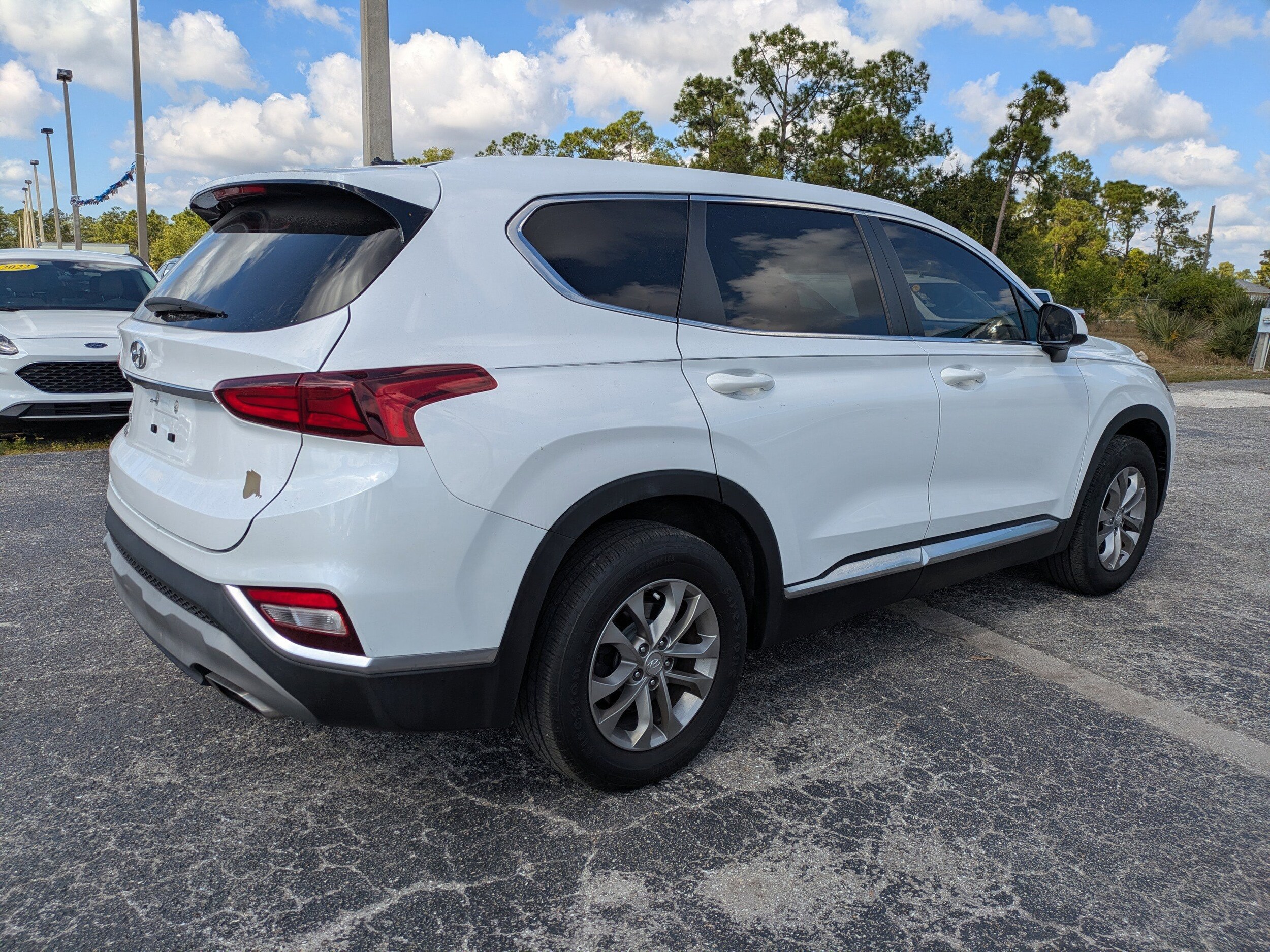 2019 Hyundai Santa Fe SE photo 2