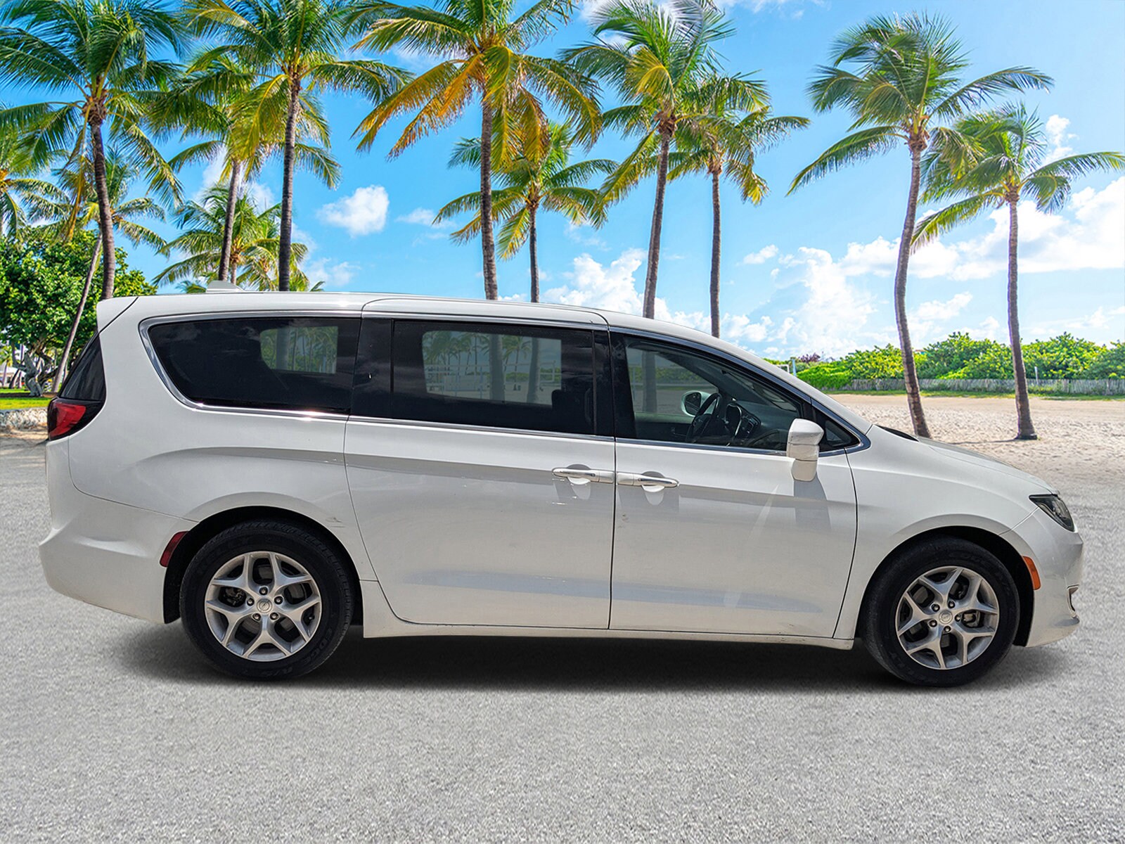 2018 Chrysler Pacifica Touring Plus photo 2
