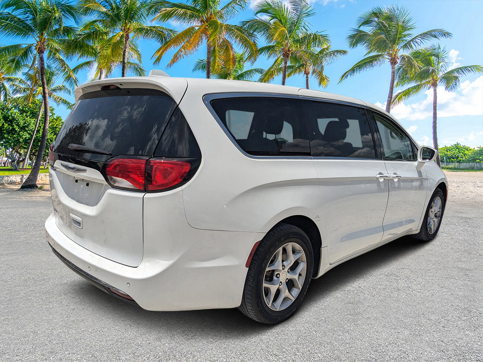 2018 Chrysler Pacifica Touring Plus photo 3