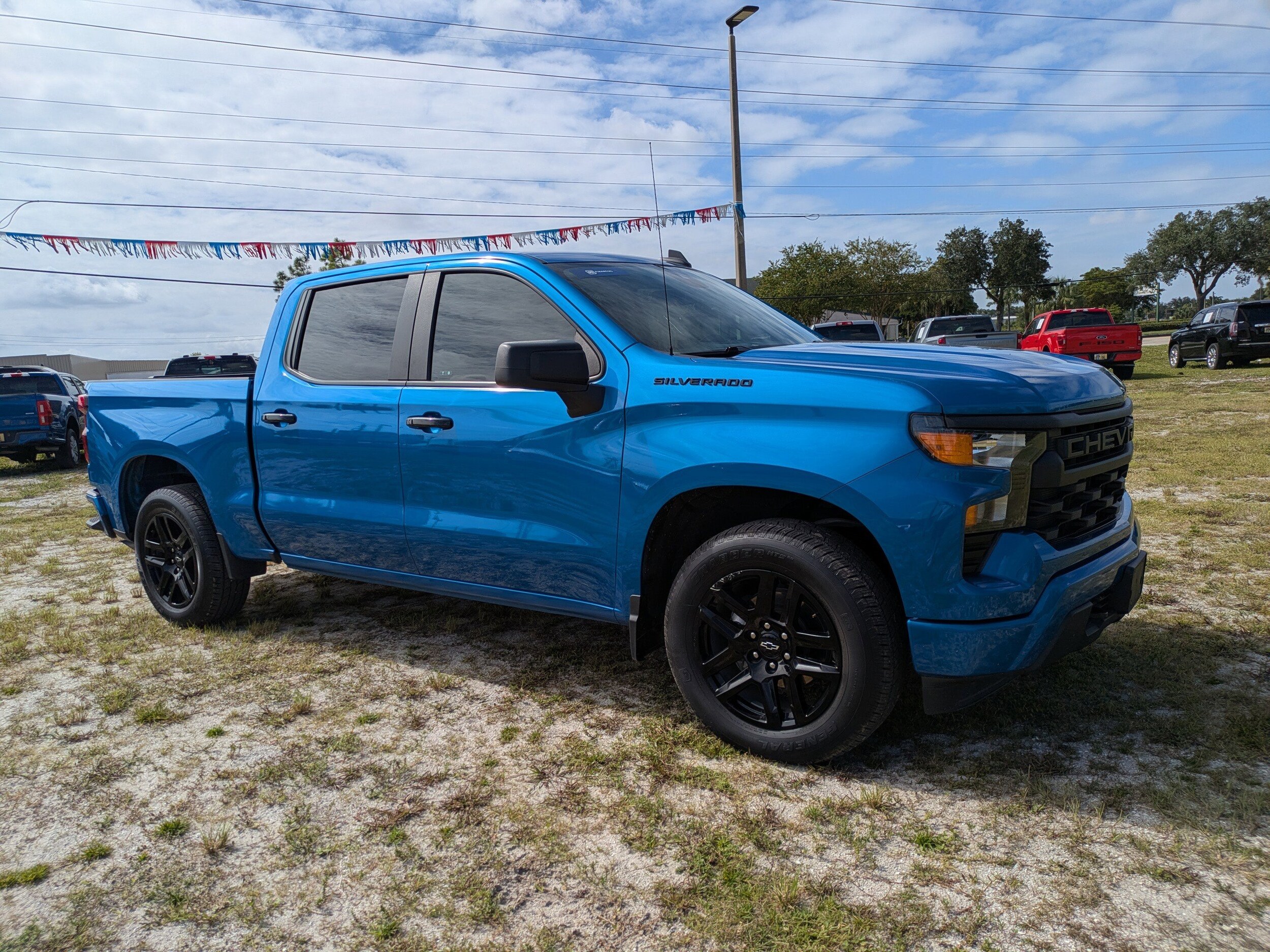 2023 Chevrolet Silverado 1500 Custom photo 2