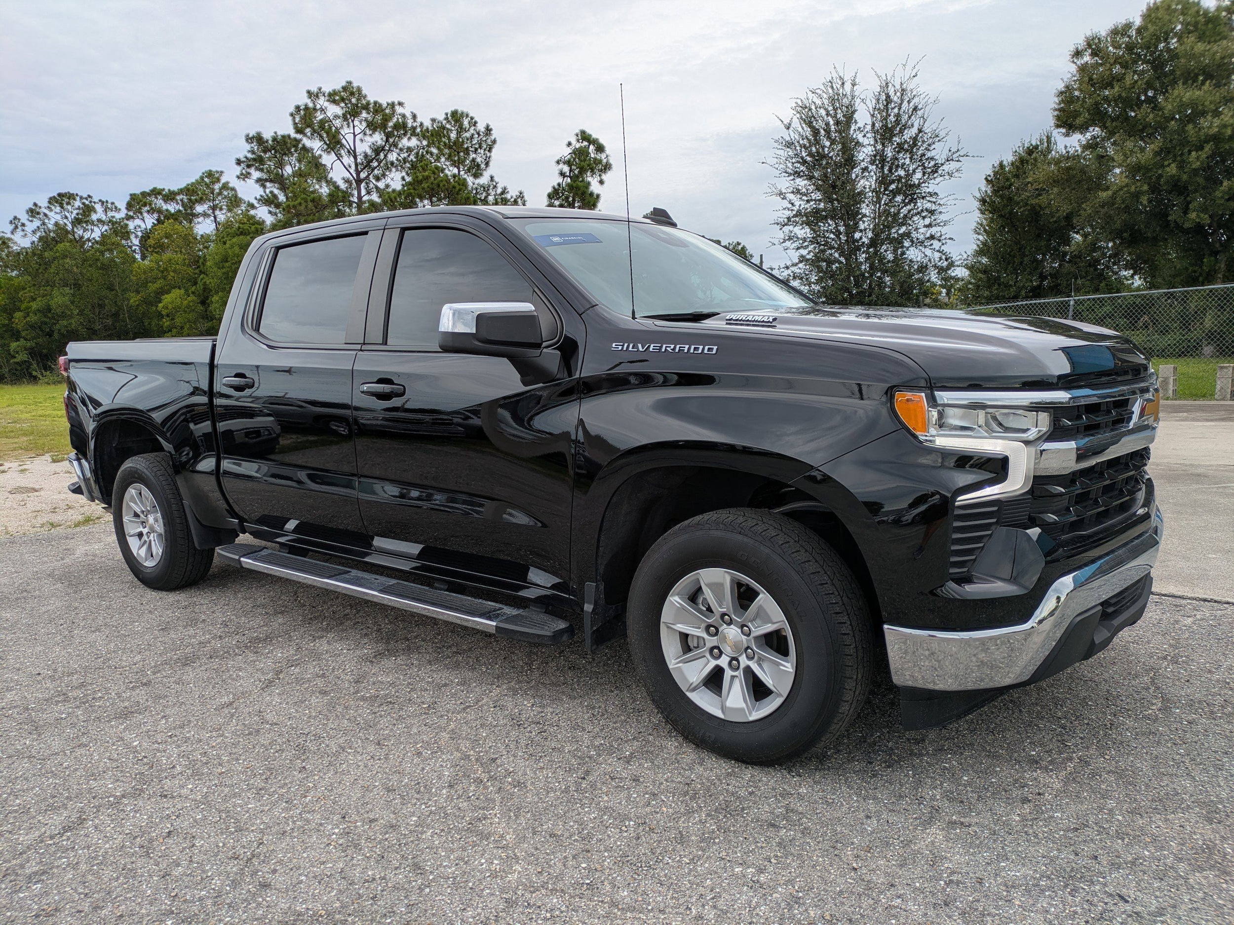 2023 Chevrolet Silverado 1500 LT photo 2
