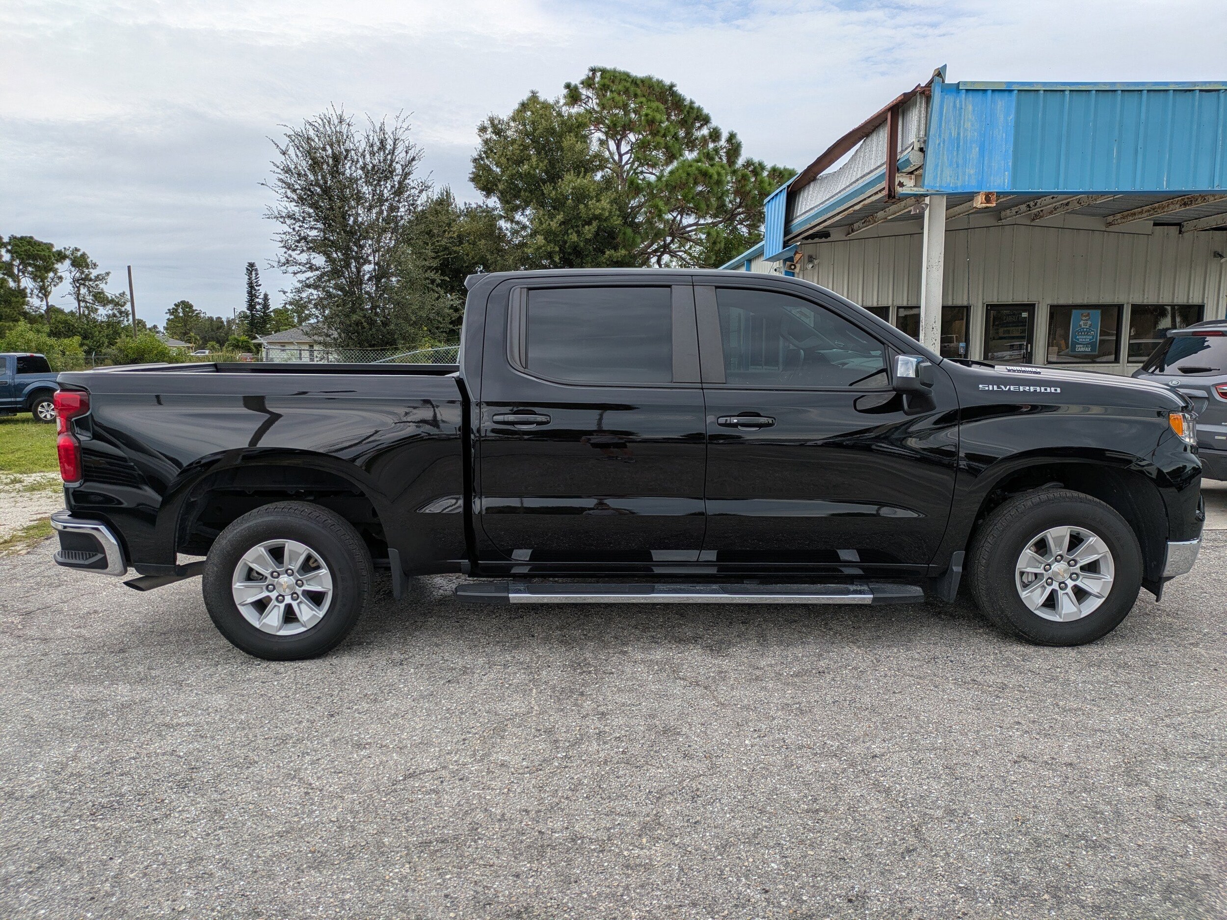 2023 Chevrolet Silverado 1500 LT photo 3