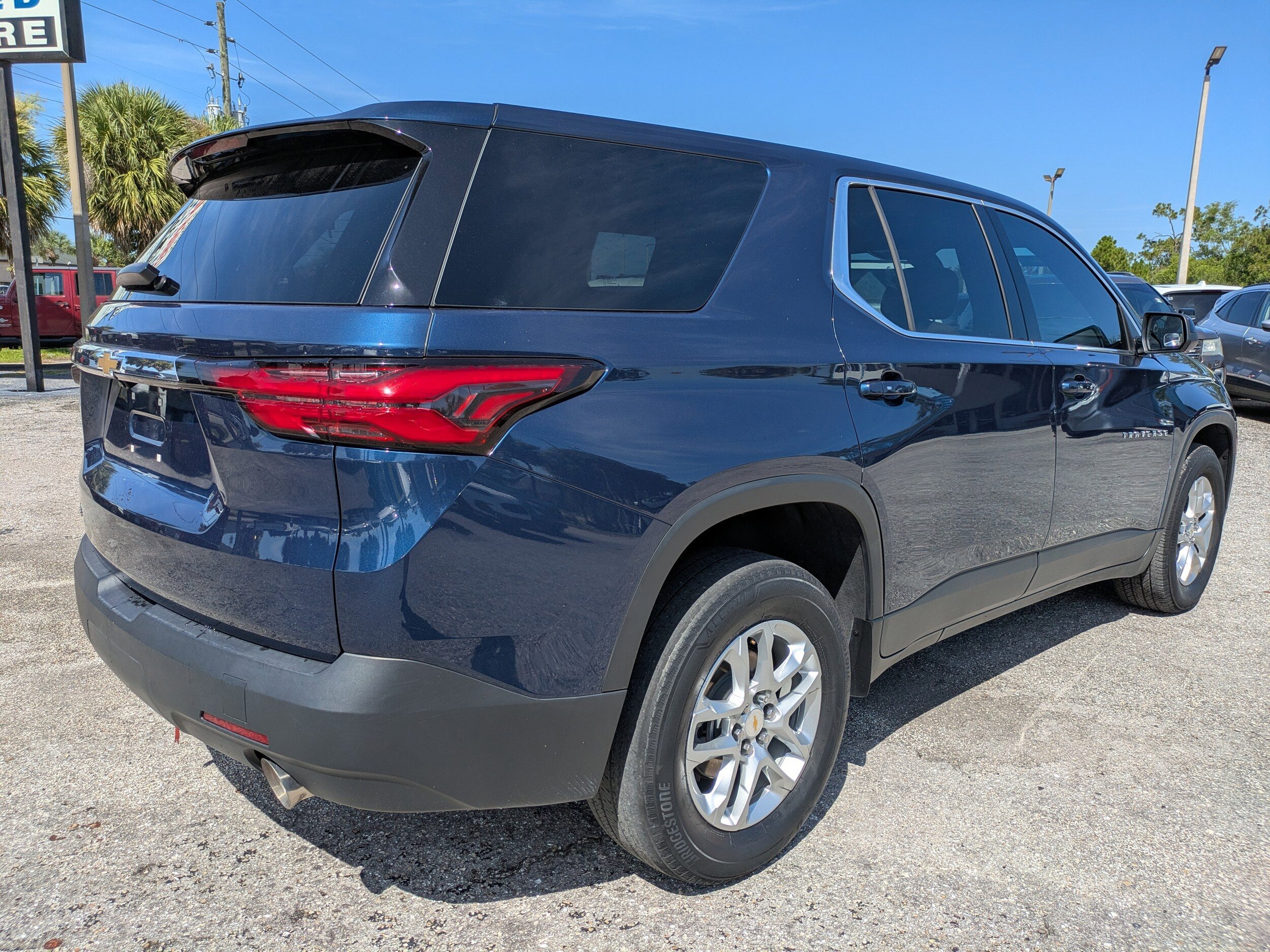 2023 Chevrolet Traverse LS photo 4