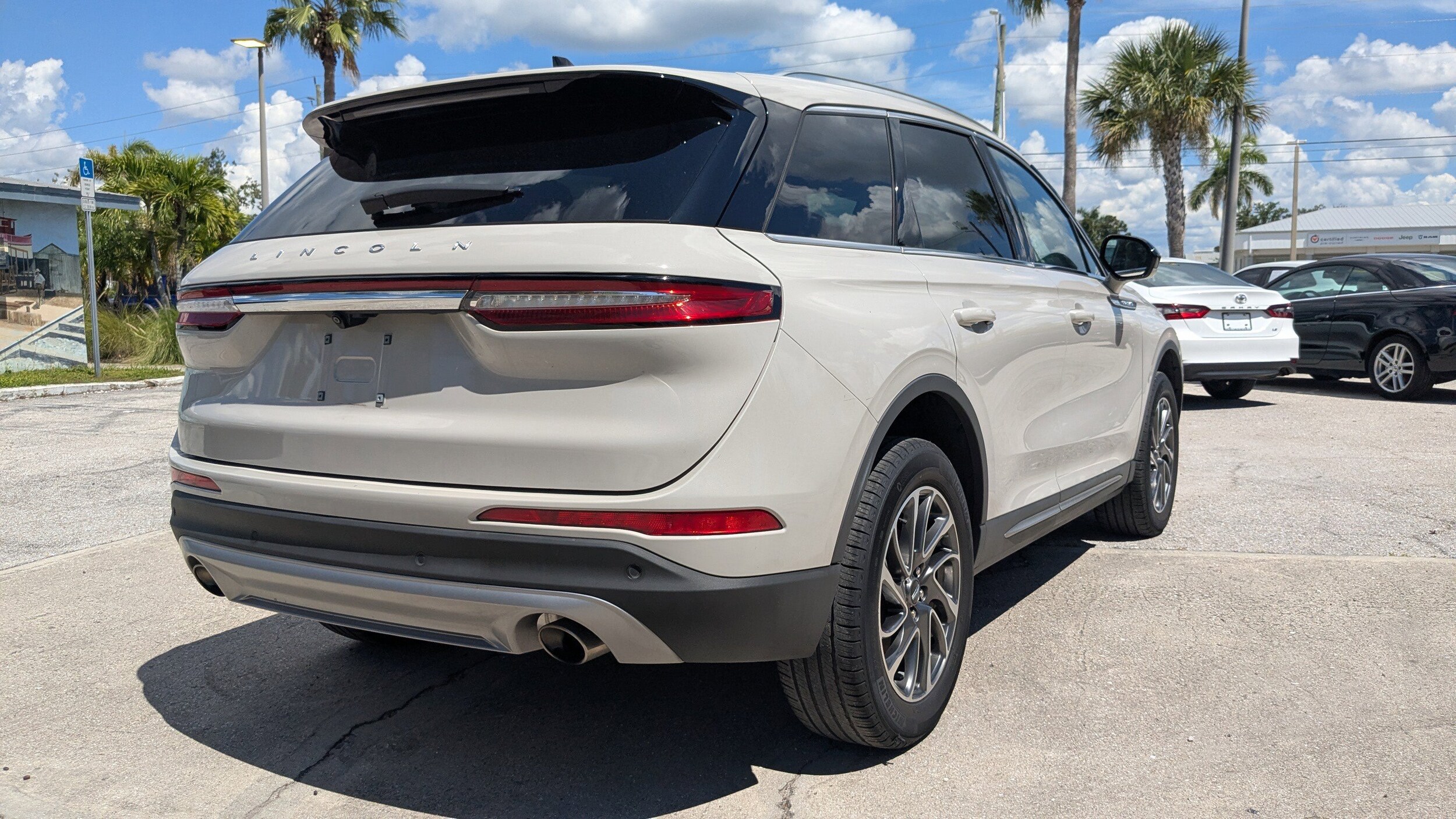 2022 Lincoln Corsair Standard photo 3