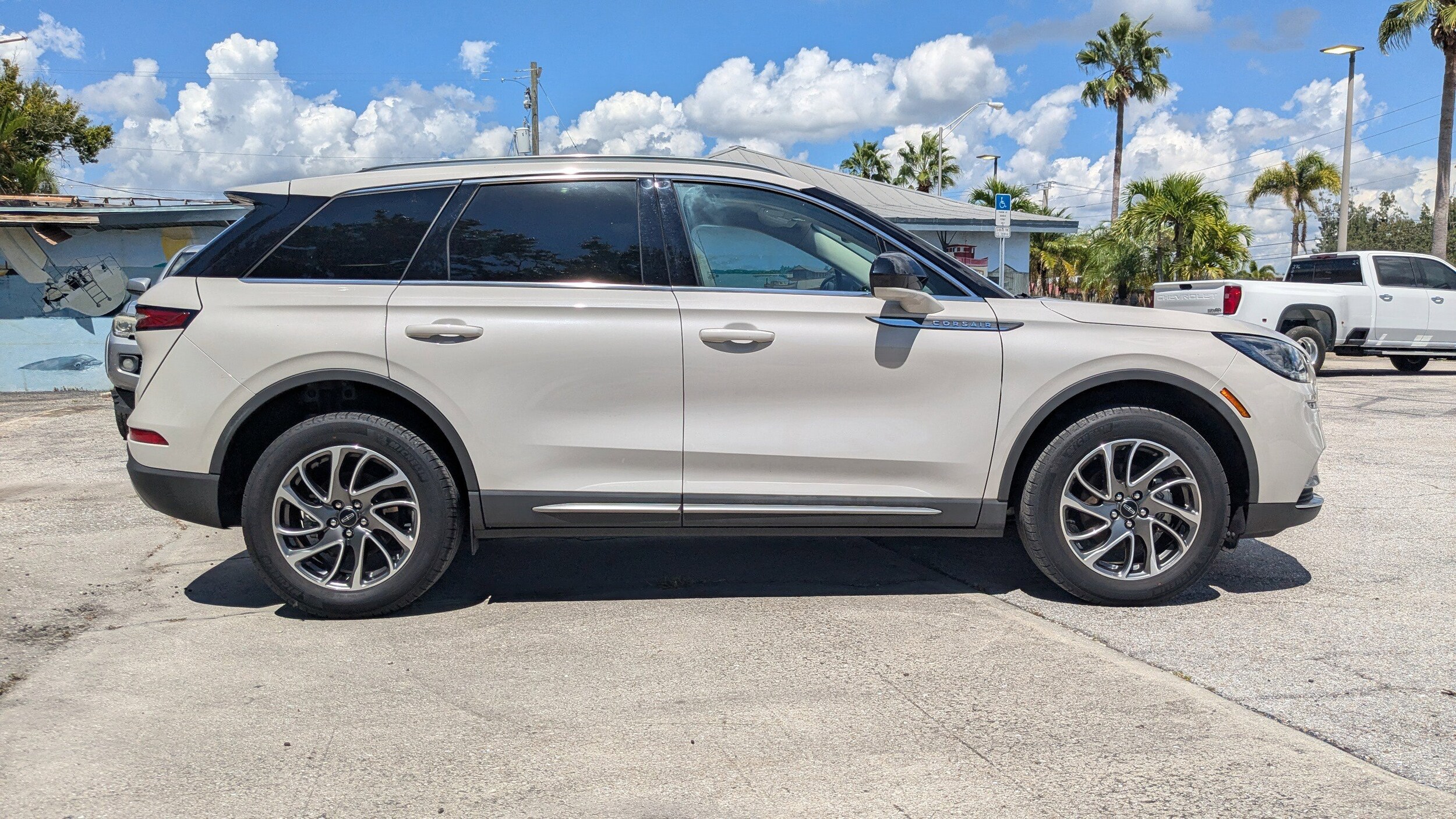 2022 Lincoln Corsair Standard photo 2