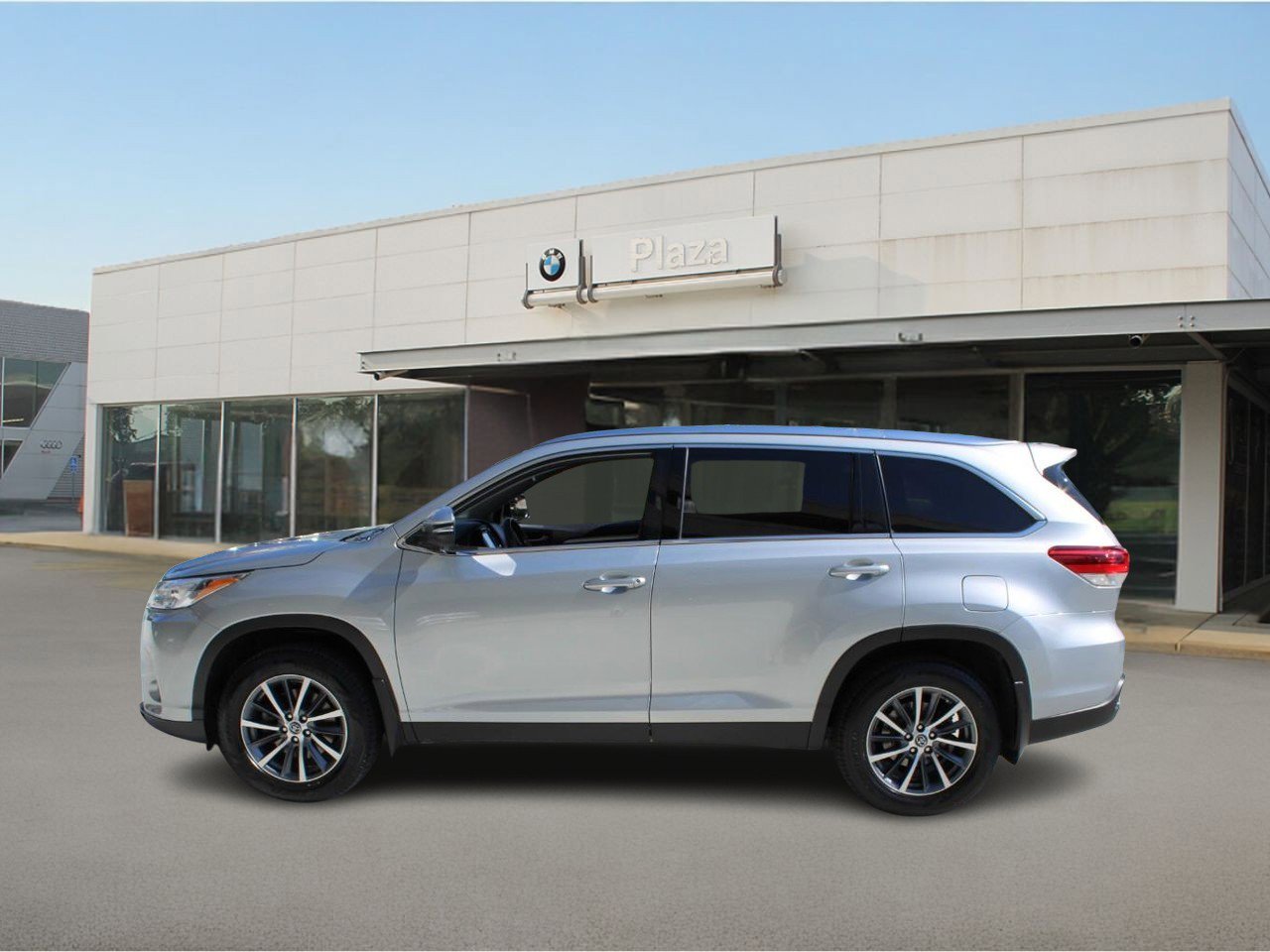 Used 2019 Toyota Highlander XLE with VIN 5TDJZRFH0KS612176 for sale in Creve Coeur, MO