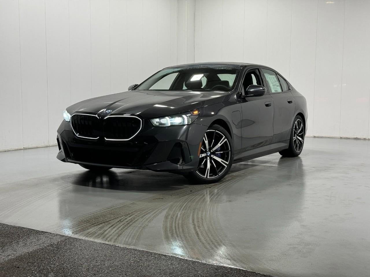 2026 BMW 5 Series 550e's photo