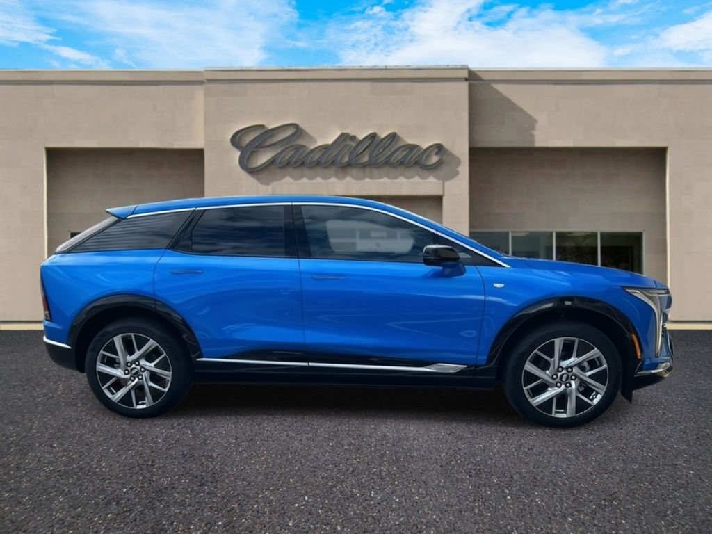 2025 Cadillac Optiq Luxury photo 2