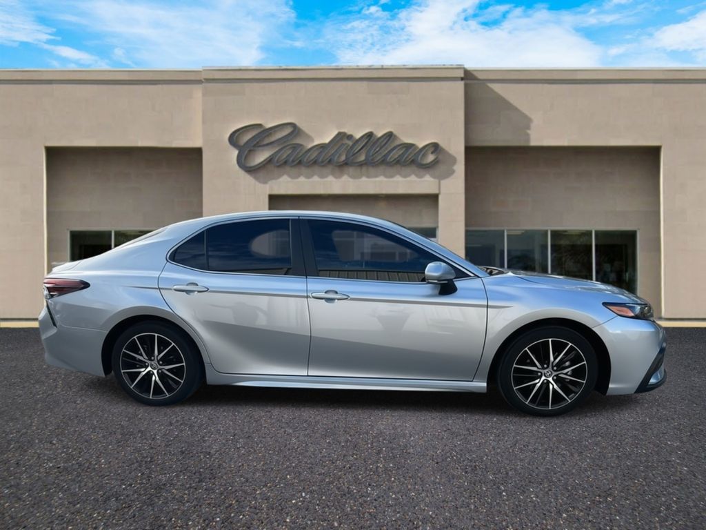 2024 Toyota Camry Hybrid SE photo 2