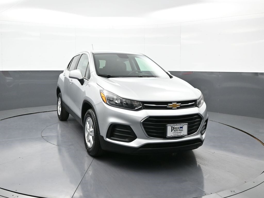 2022 Chevrolet Trax LS photo 3