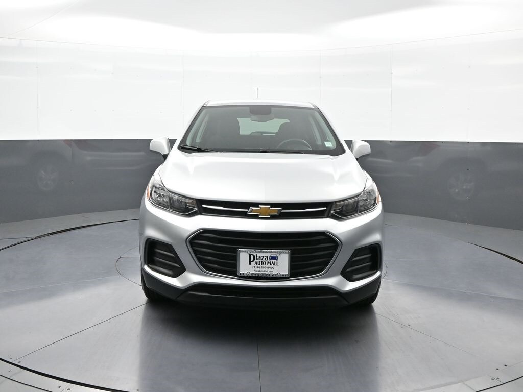 2022 Chevrolet Trax LS photo 2