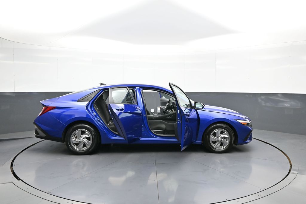2025 Hyundai Elantra SE - Photo 40