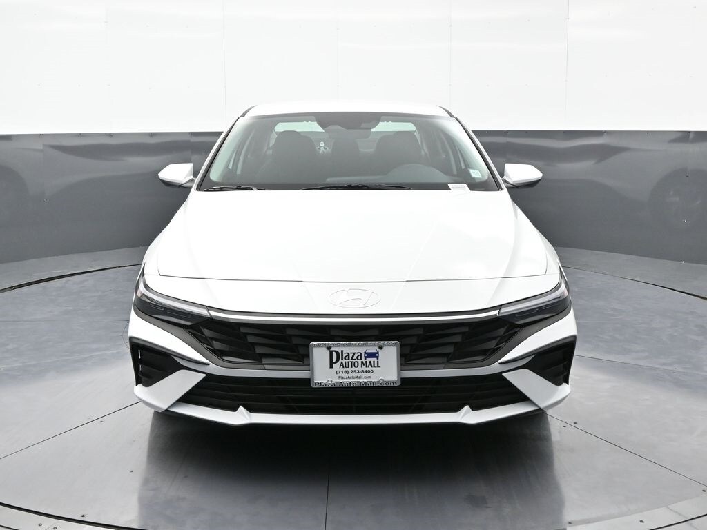 2025 Hyundai Elantra SE photo 2