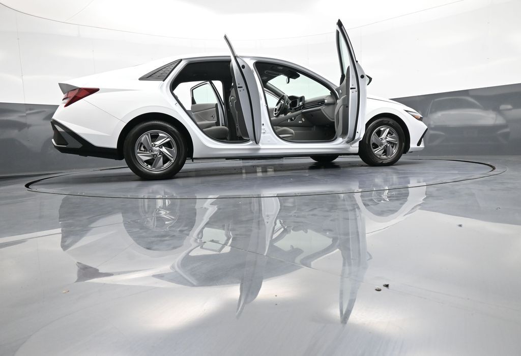 2025 Hyundai Elantra SE - Photo 47