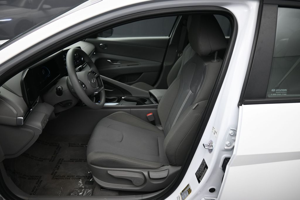 2025 Hyundai Elantra SE - Photo 18