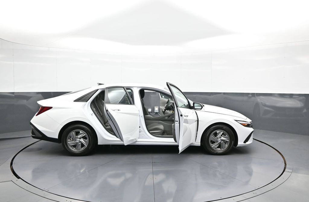 2025 Hyundai Elantra SE - Photo 41