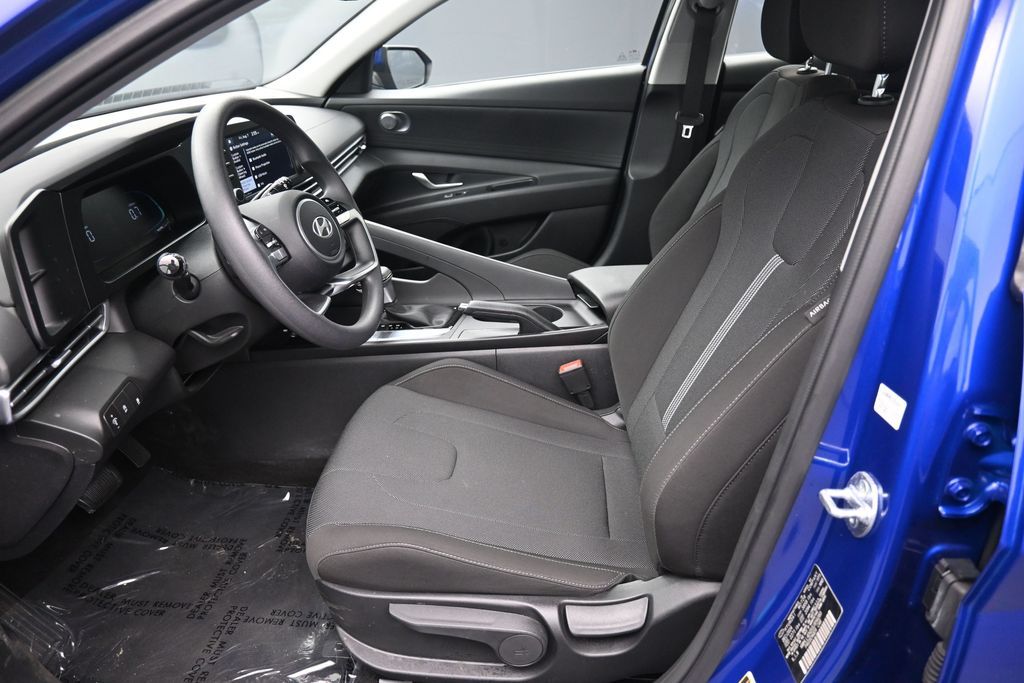 2025 Hyundai Elantra SE - Photo 17