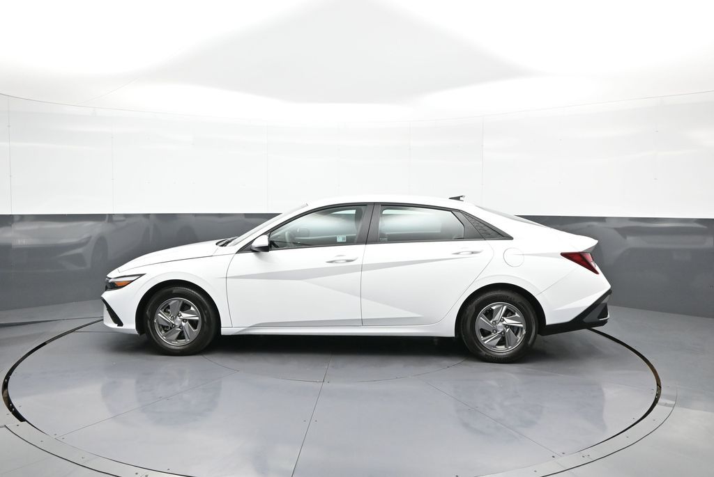 2025 Hyundai Elantra SE - Photo 9