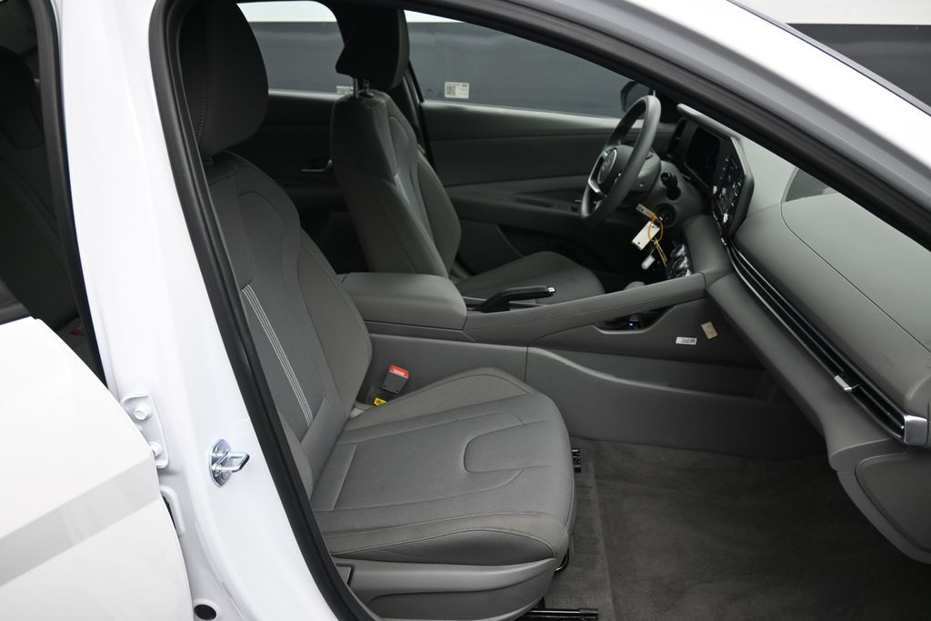 2025 Hyundai Elantra SE - Photo 24
