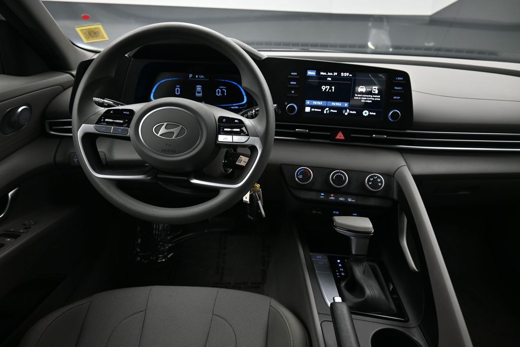 2025 Hyundai Elantra SE - Photo 19