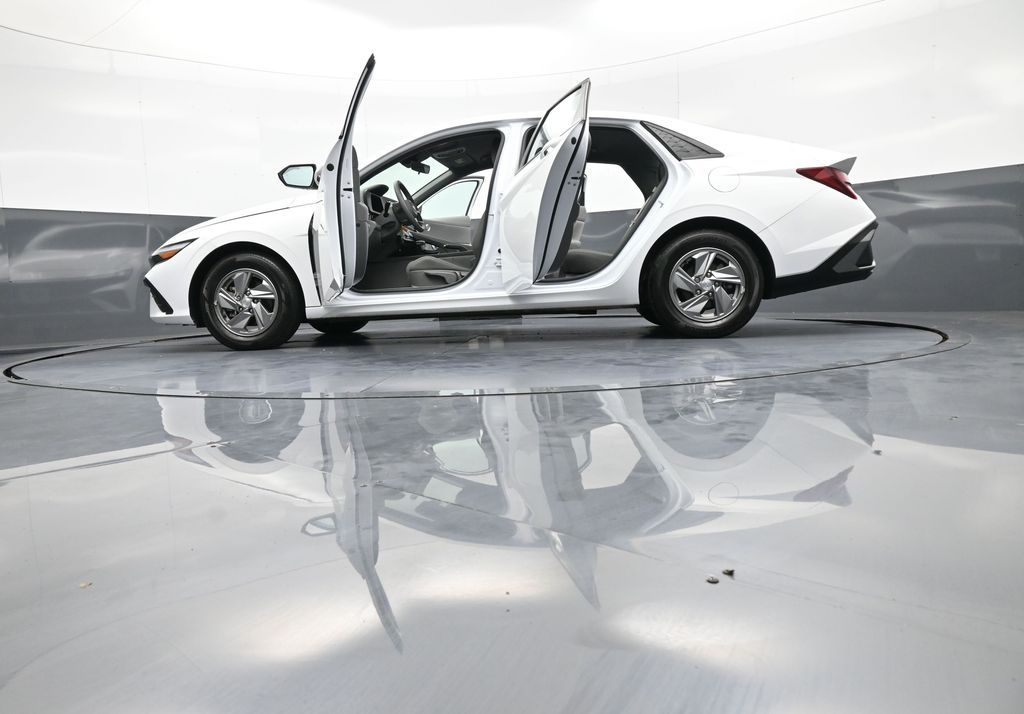 2025 Hyundai Elantra SE - Photo 48
