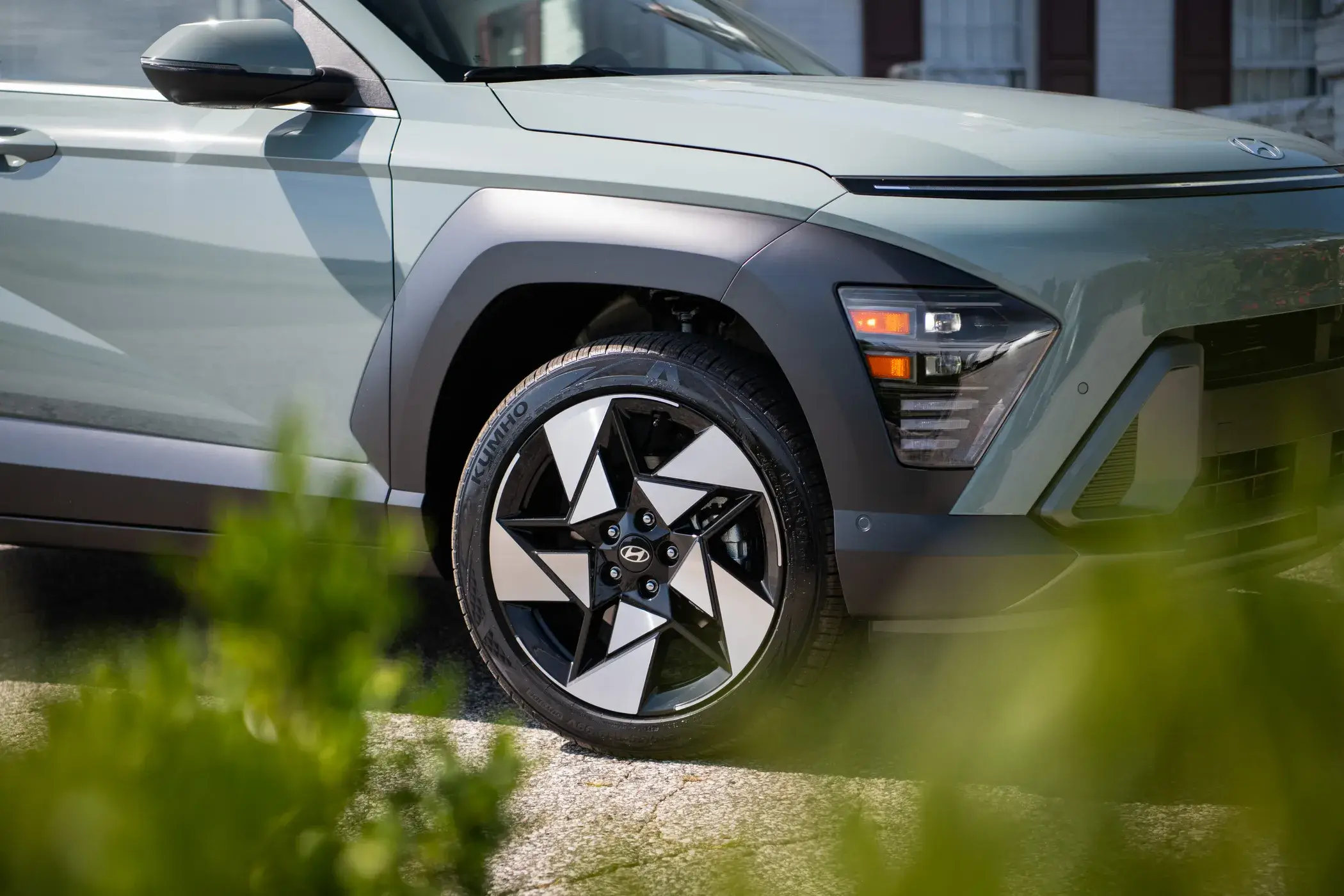 Passenger side wheel and lower body cladding of a Hyundai Kona