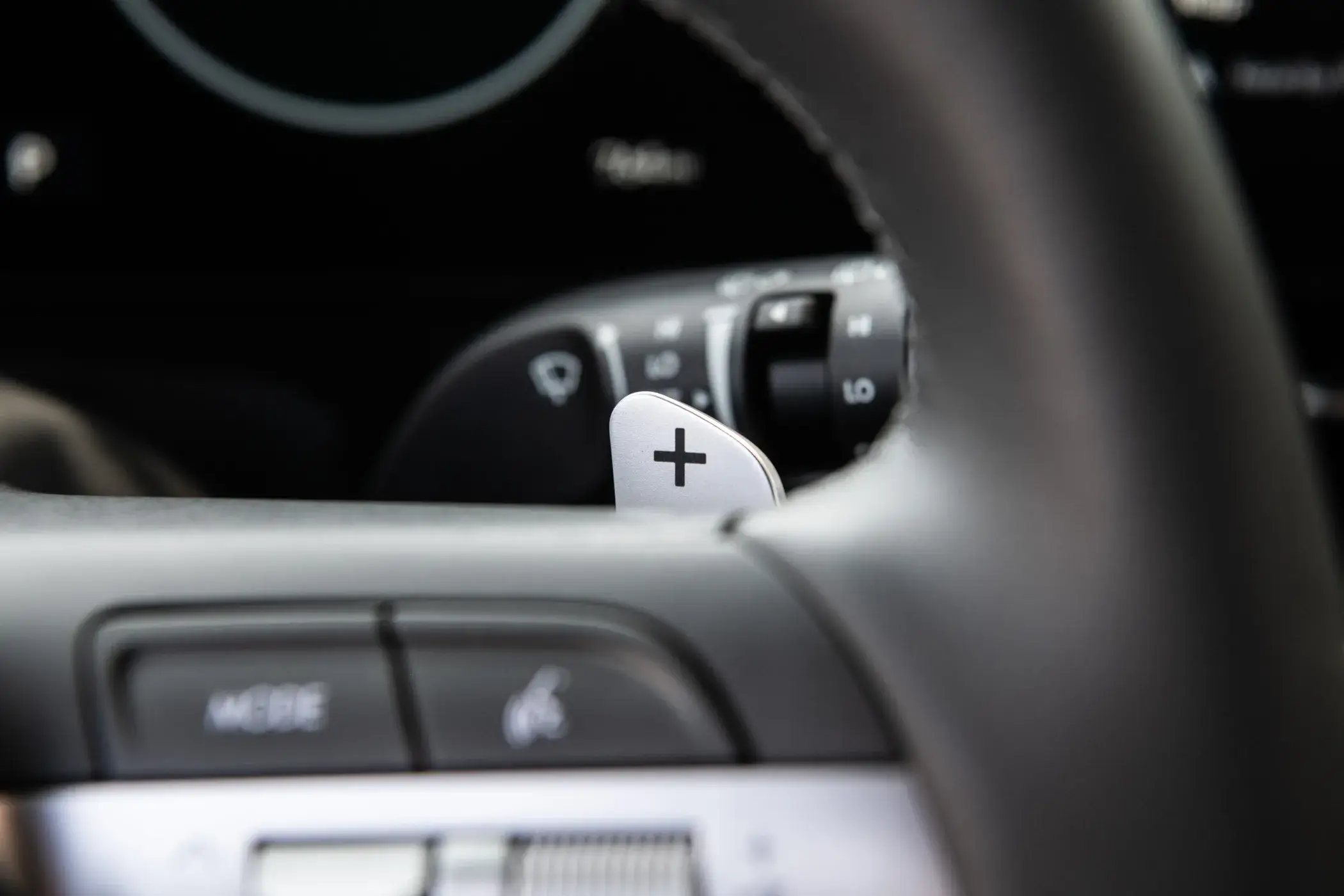 Hyundai Kona steering wheel with paddle shifters mounted behind the rim