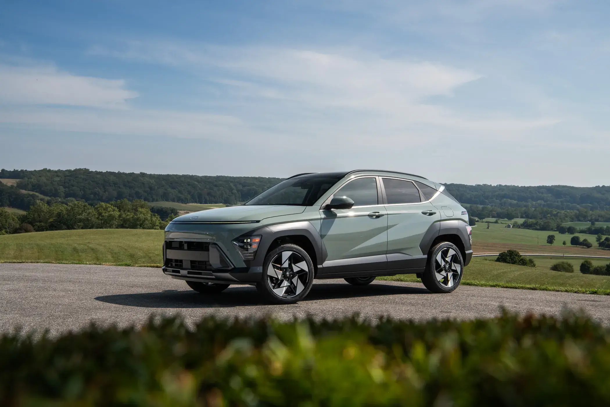 Driver side profile of a Hyundai Kona showing the full length of the body and roofline