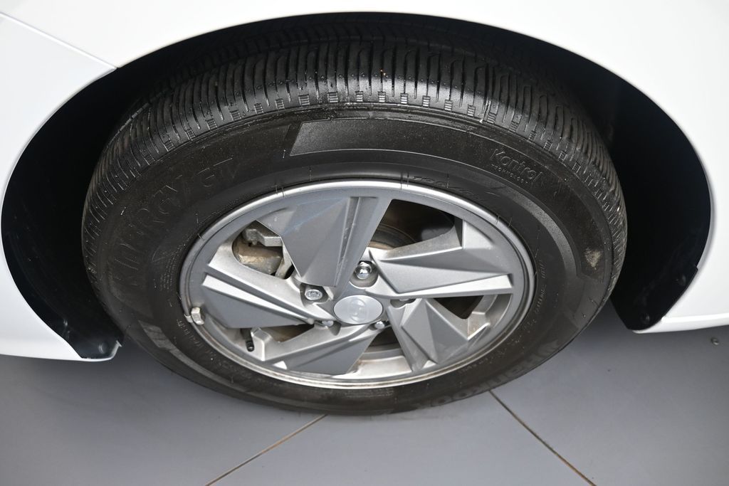 2025 Hyundai Elantra SE - Photo 14