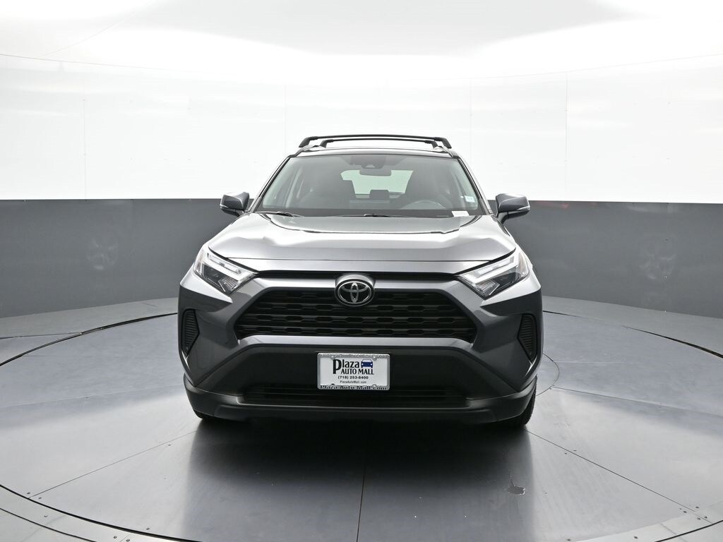2022 Toyota RAV4 XLE photo 2