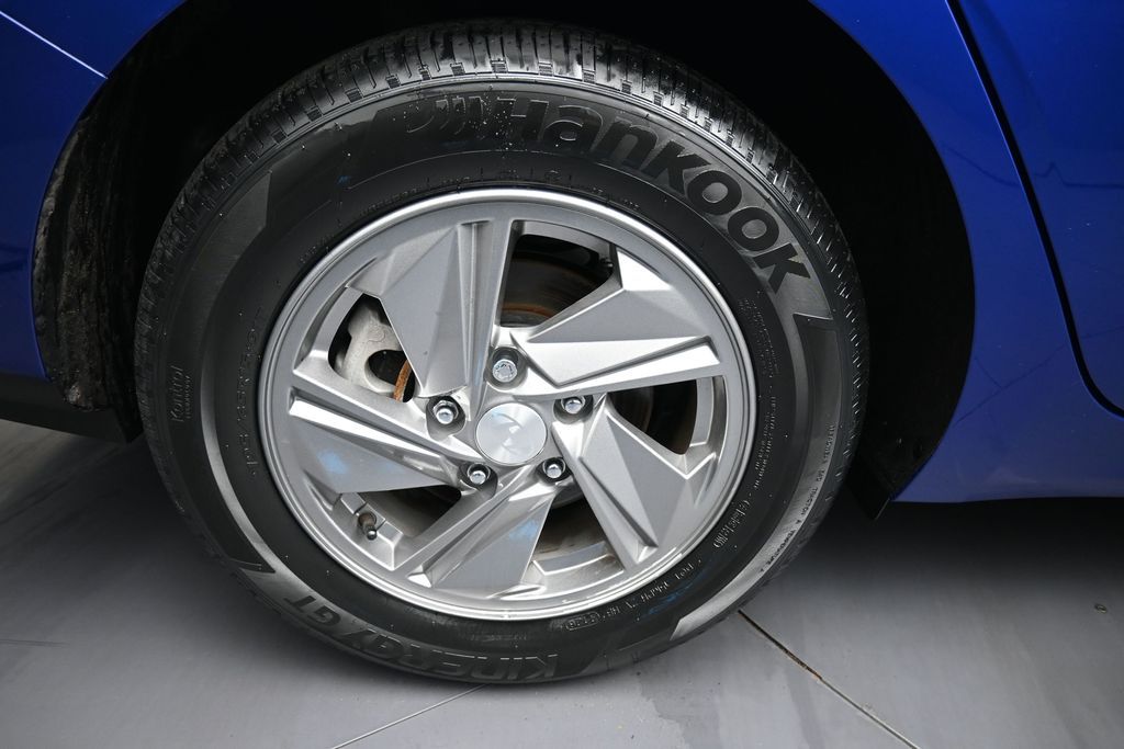 2025 Hyundai Elantra SE - Photo 11