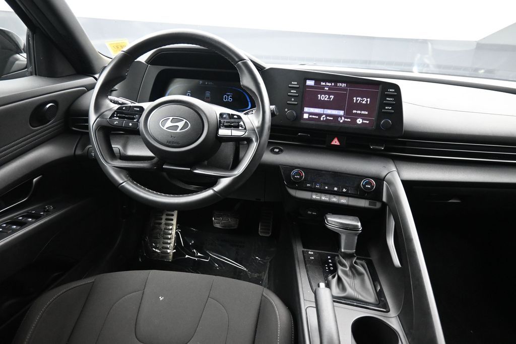 2025 Hyundai Elantra SEL - Photo 18