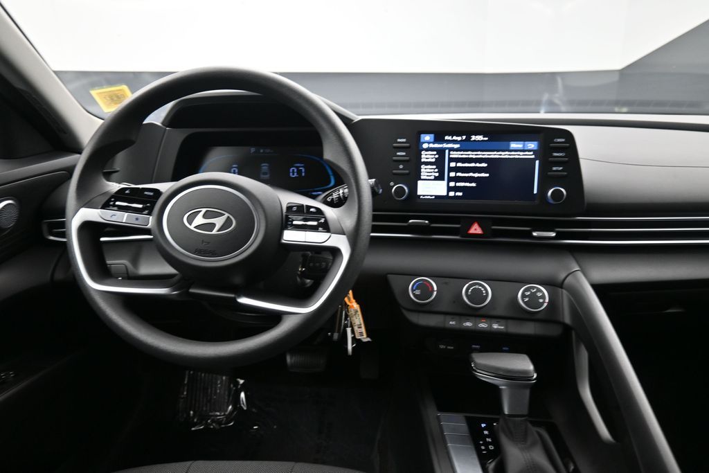 2025 Hyundai Elantra SE - Photo 18