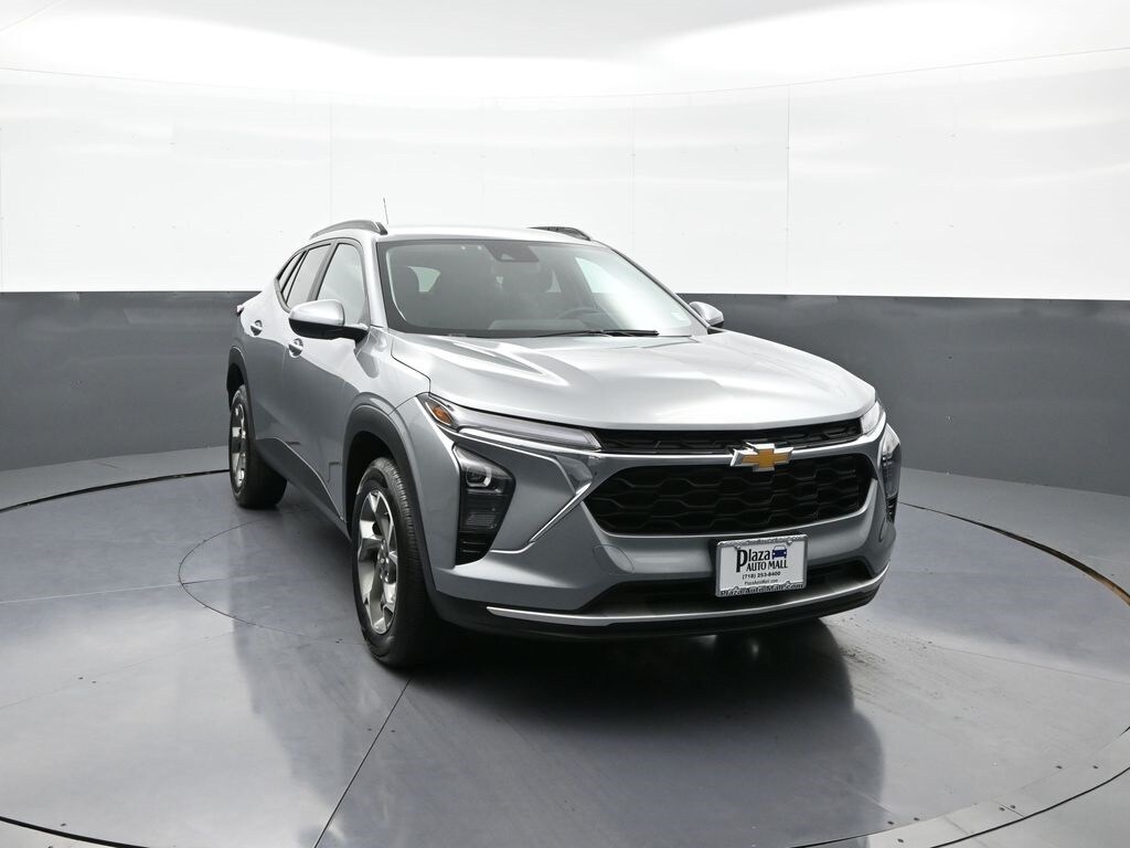 2025 Chevrolet Trax LT photo 3