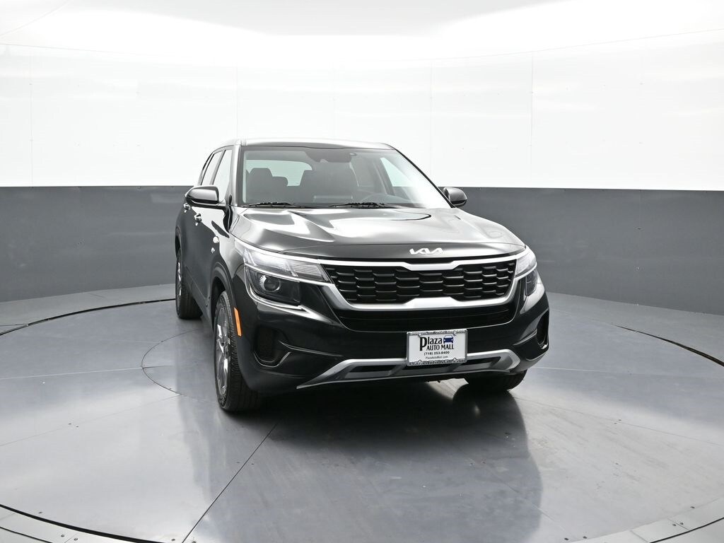 2023 Kia Seltos LX photo 2