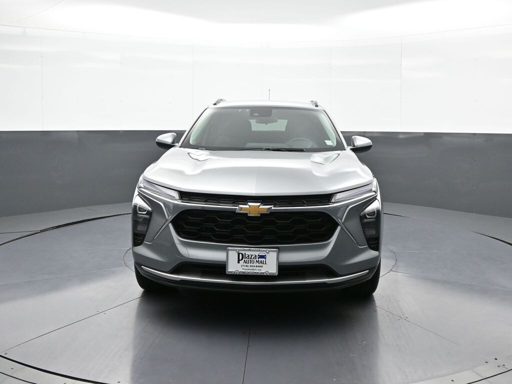 2025 Chevrolet Trax LT photo 2