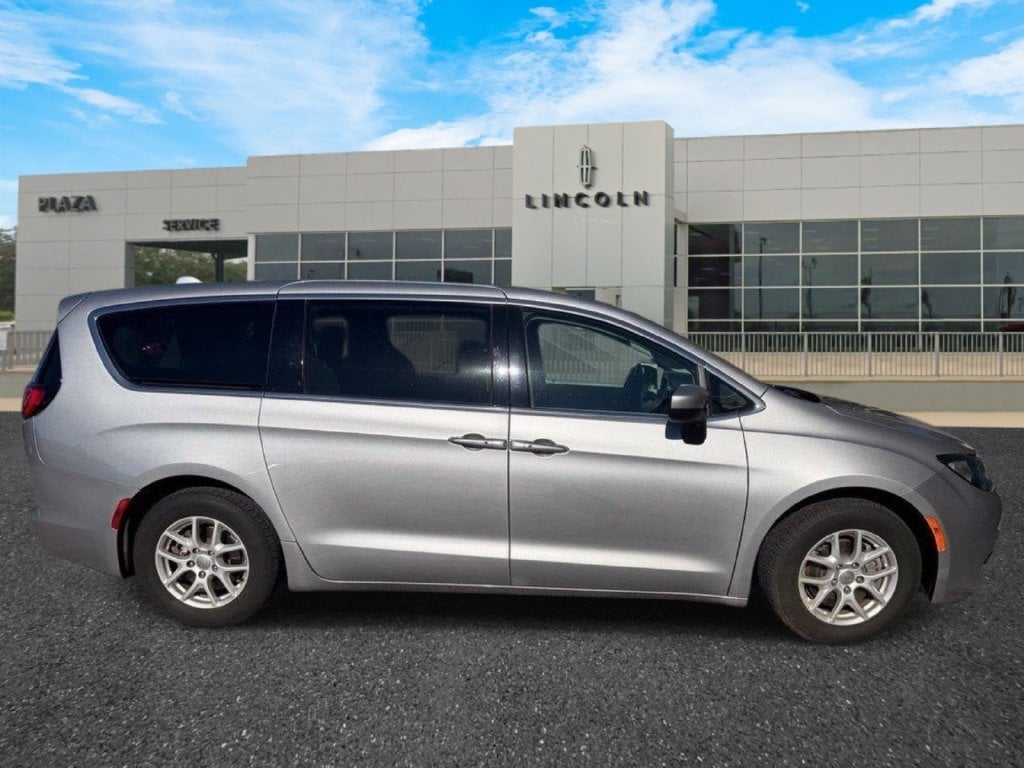 Used 2017 Chrysler Pacifica Touring with VIN 2C4RC1DG9HR516712 for sale in Leesburg, FL