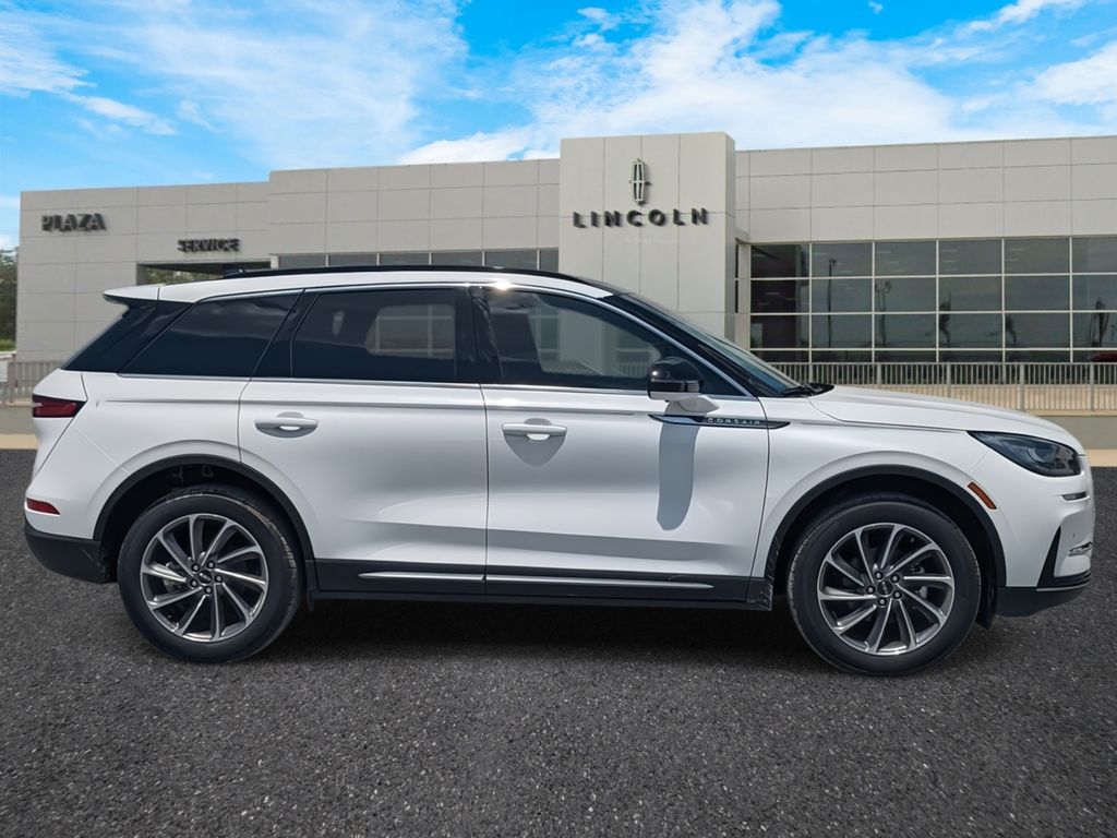 2025 Lincoln Corsair Premiere photo 3